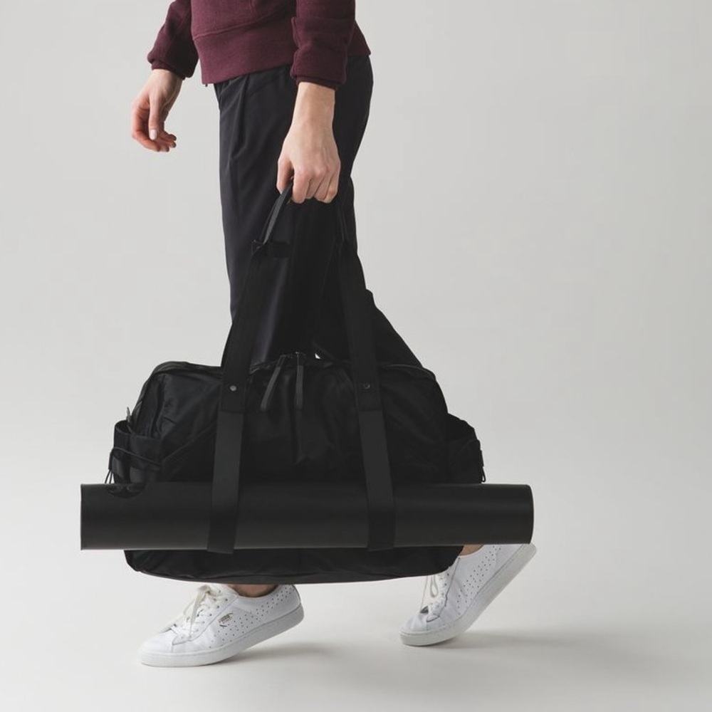 Lululemon Extra Mile Duffle Black - Picture 3 of 16